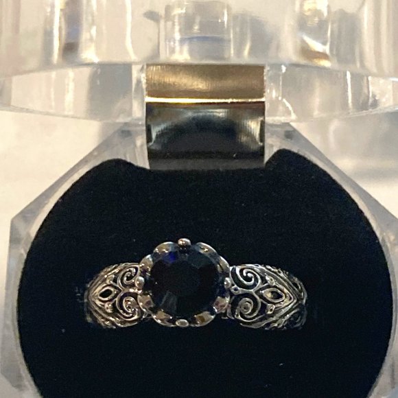 Black Faceted  Stone Pretty Scroll Work on Band of Ring - Picture 1 of 1